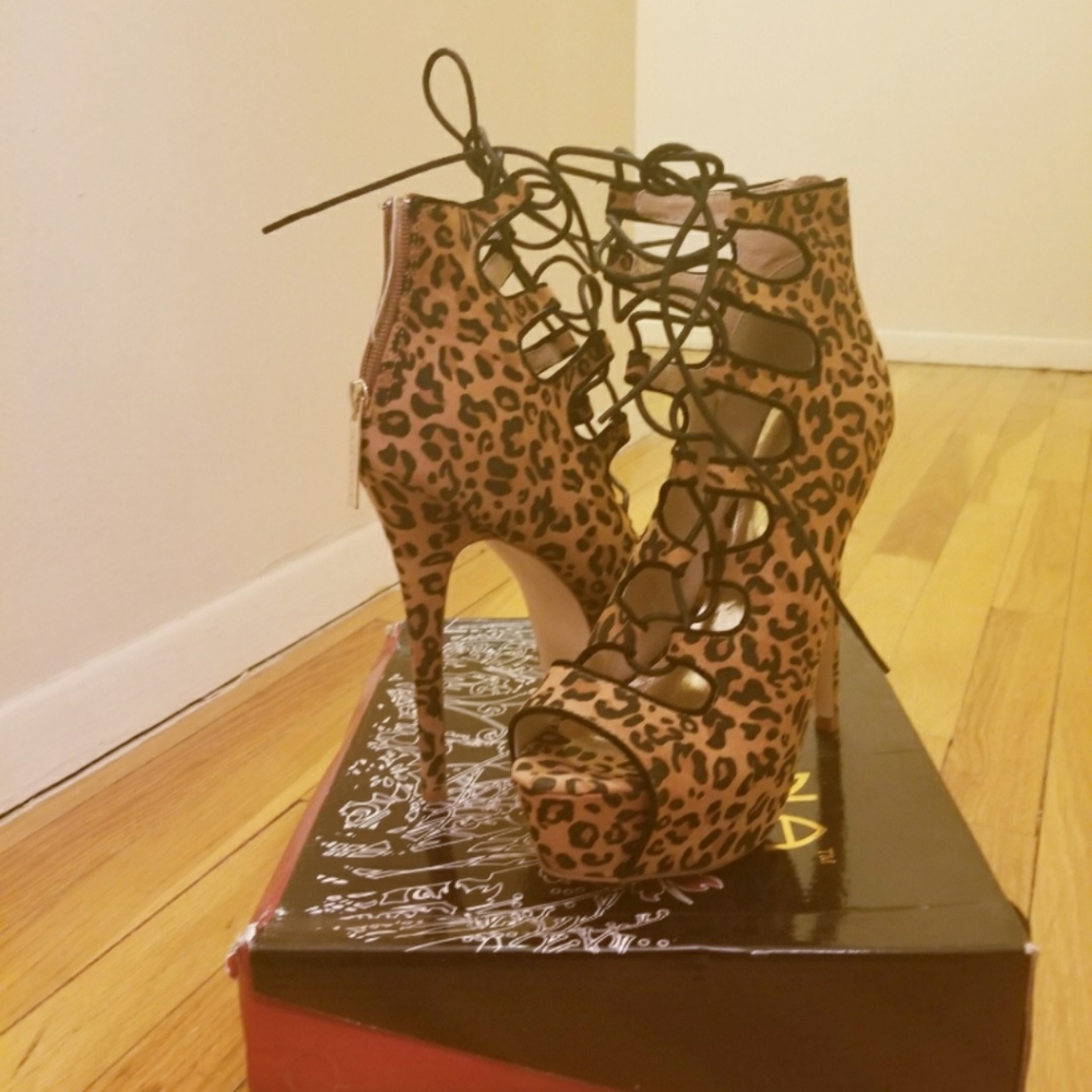LEPORARD TIE-UP HEELS!